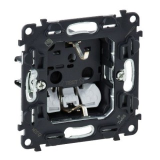 Legrand Valena Мех IN'MATIC Розетка 2P+E со шторками, безвинт.зажим 753030